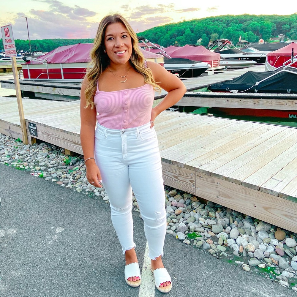 Meet Your Posher, Emily - Picture 7 of 8